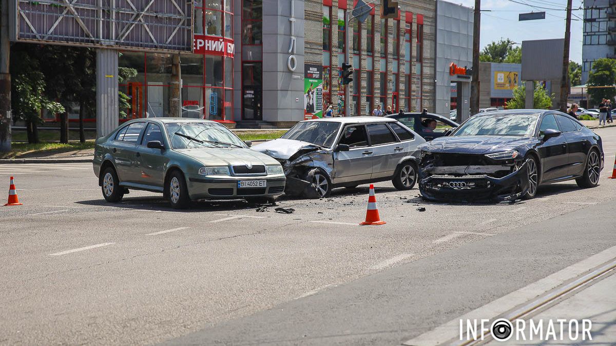 У Дніпрі на проспекті Богдана Хмельницького зіткнулися Skoda, Audi та ВАЗ