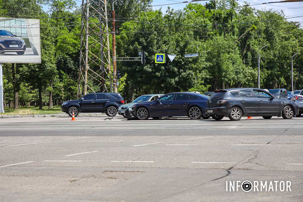 Зайняті три смуги по Богдана Хмельницького у напрямку Запорізького шосе