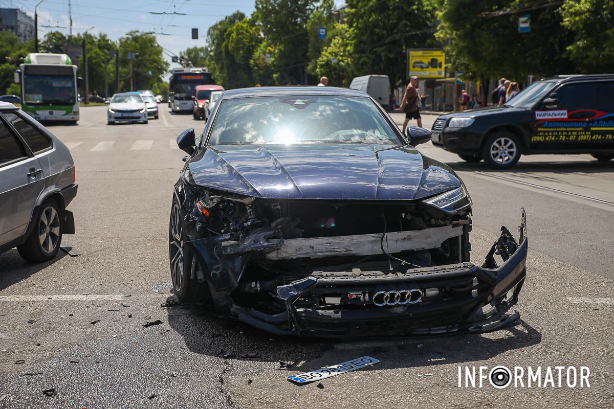 На перетині проспекту Богдана Хмельницького та вулиці Незалежності (колишня Титова)