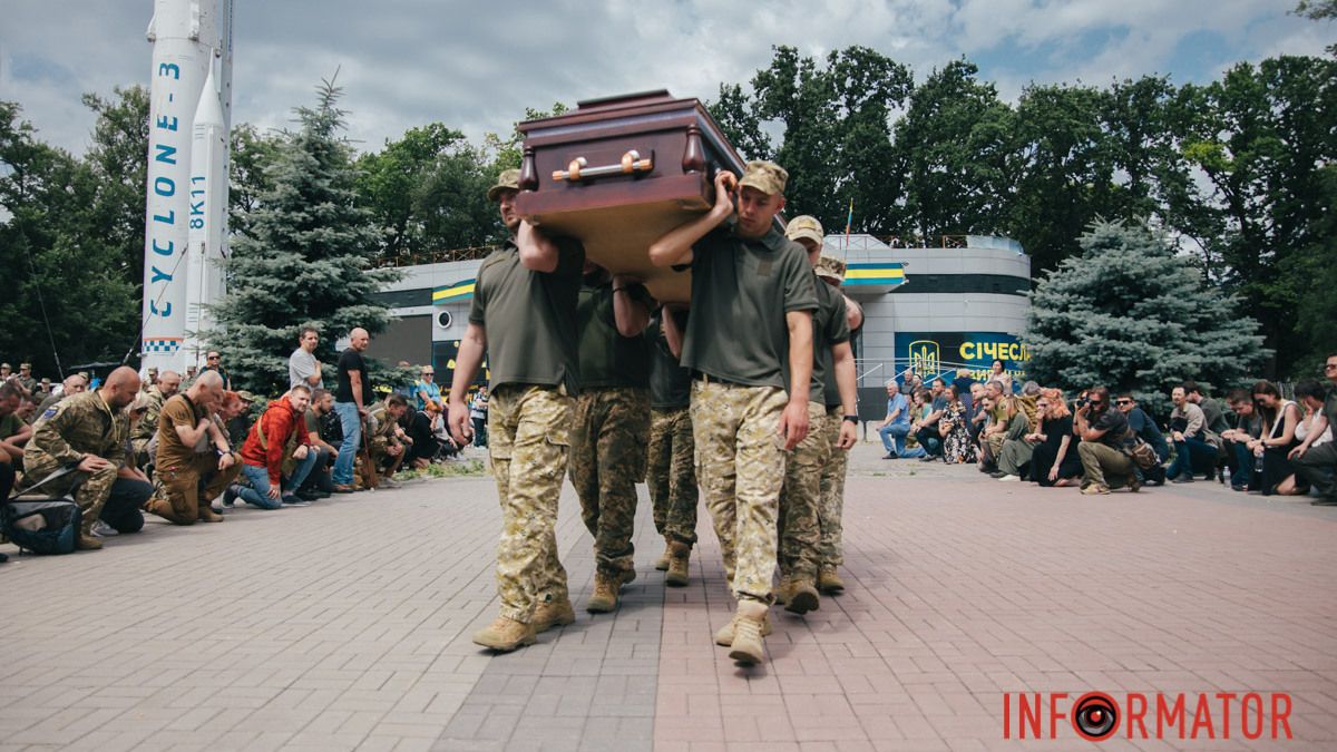 Оркестр, десятки людей та багато квітів: у Дніпрі на колінах простились з полеглим Денисом Капітуровим