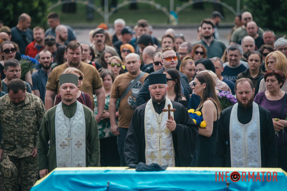 Провести Дениса в останню путь прийшли десятки людей.