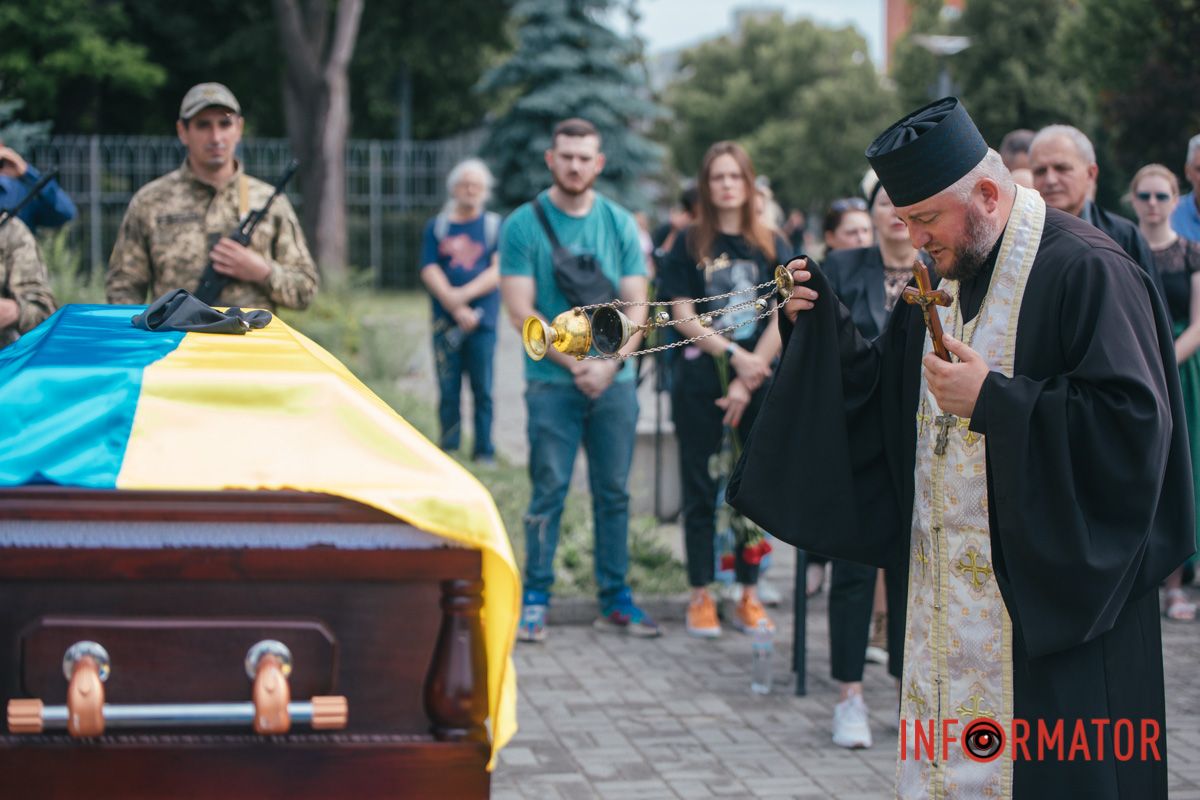 Священнослужитель