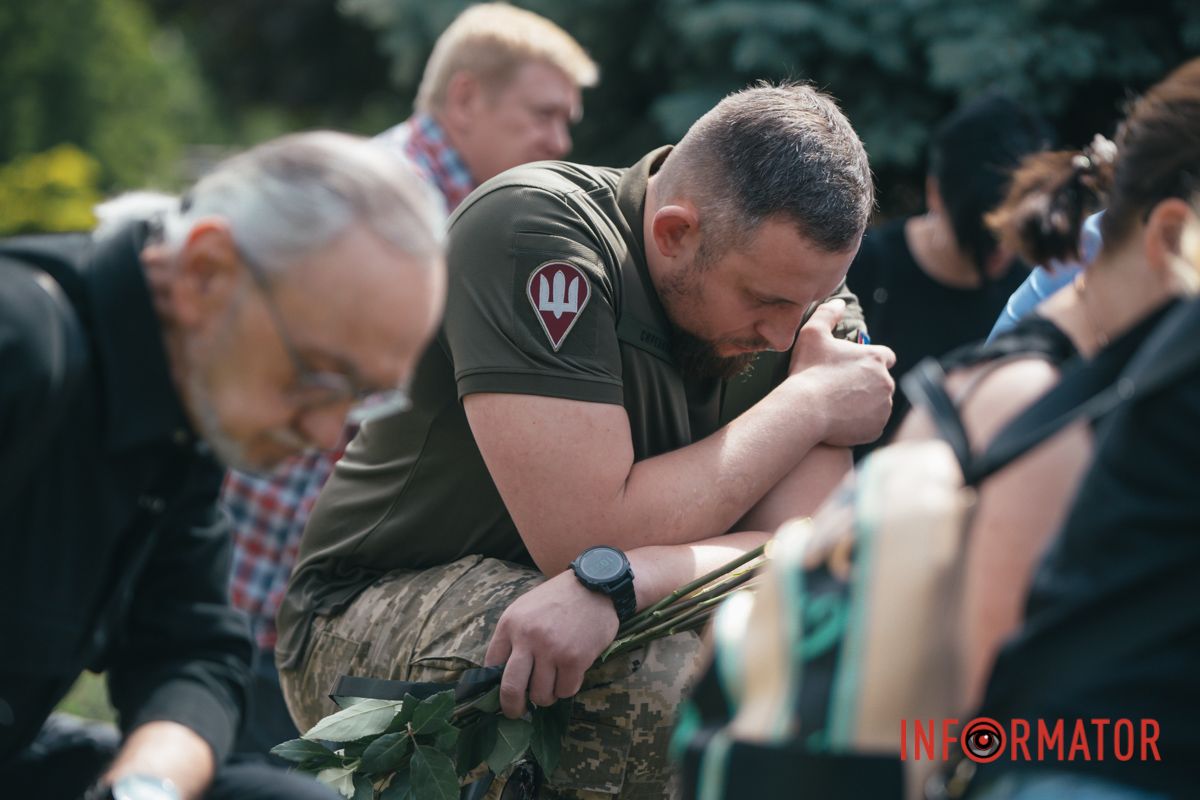 Під час хвилини мовчання присутні встали на коліно