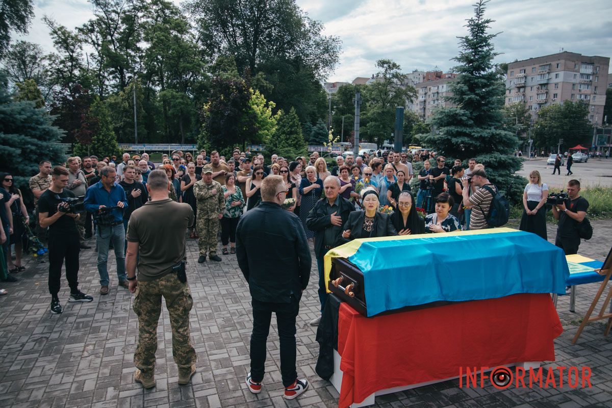 Зібралися десятки людей