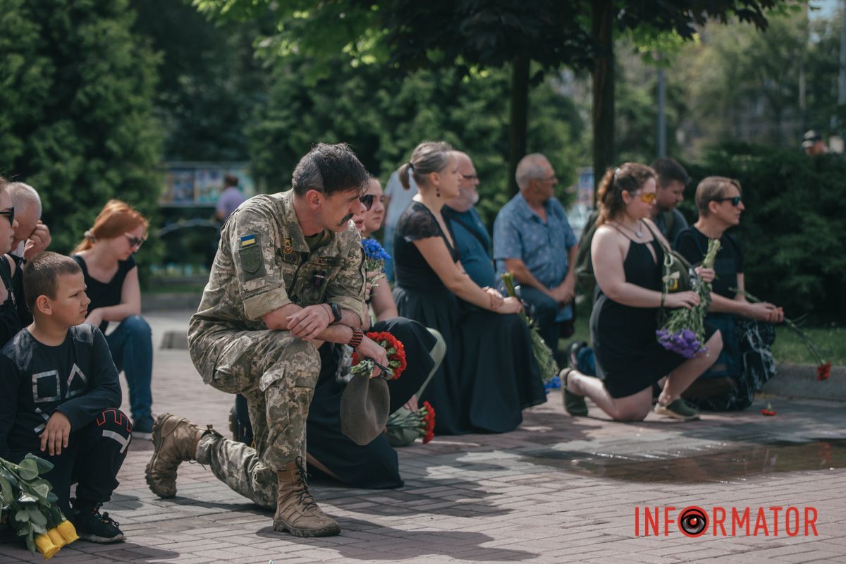 Проводжали, стоячи на колінах