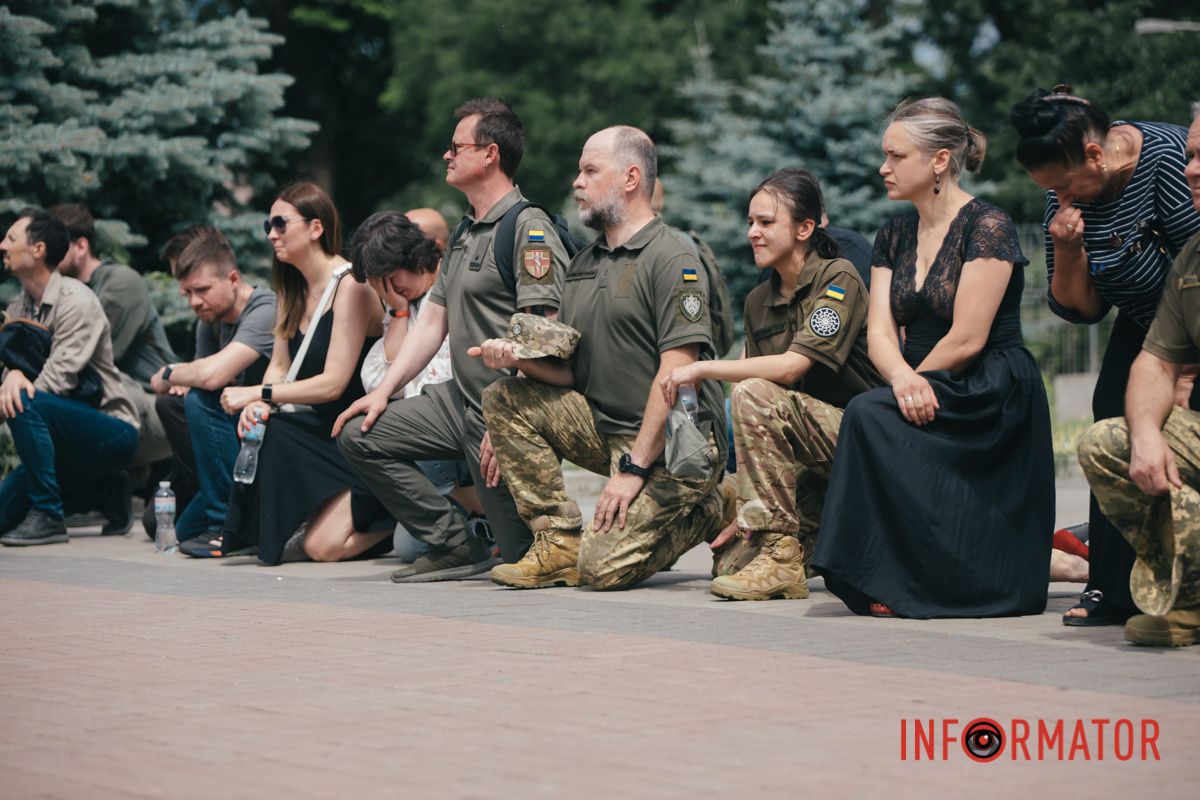 Захисника проводжали, стоячи на колінах