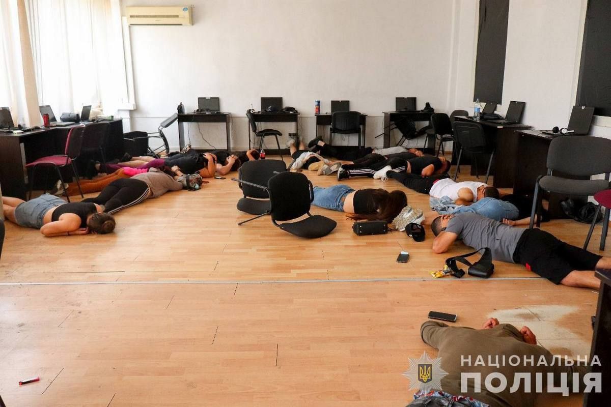 А ось в офісах працювали десятки операторів