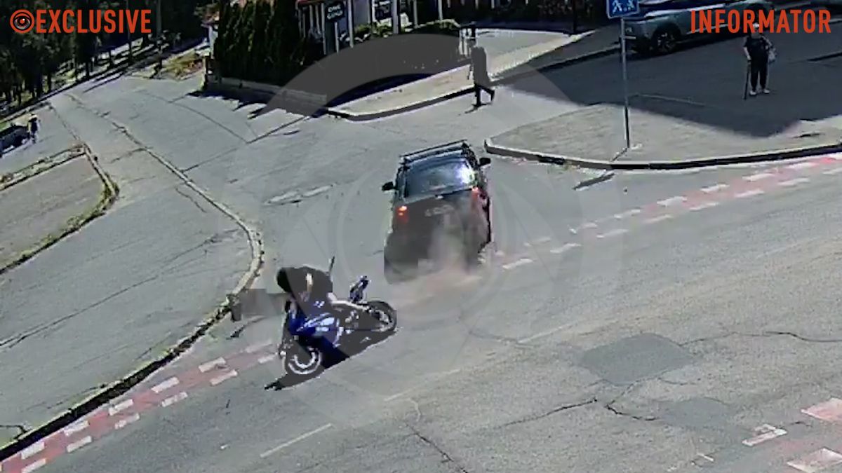 У Дніпрі на Калнишевського мотоцикліст на Yamaha врізався у Chevrolet: відео моменту ДТП