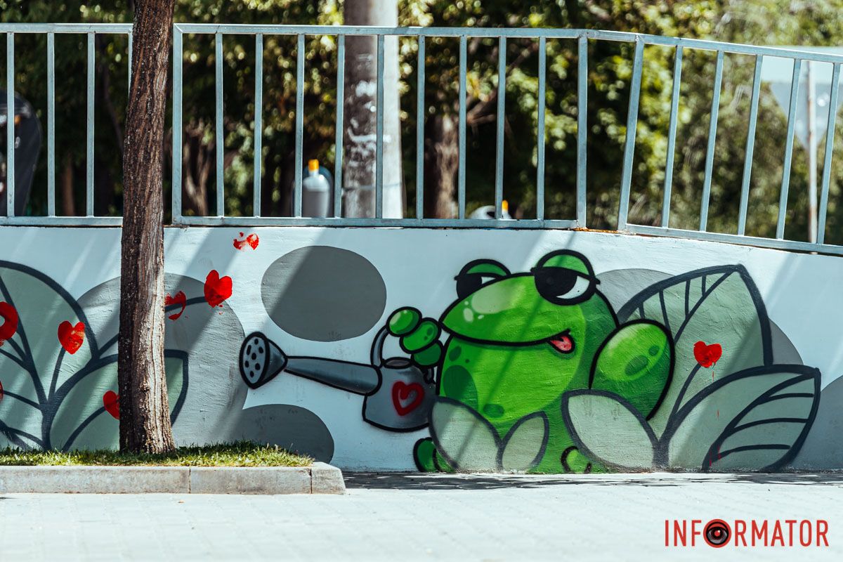 На ньому зображена жабка у серцях На ньому зображена жабка у серцях