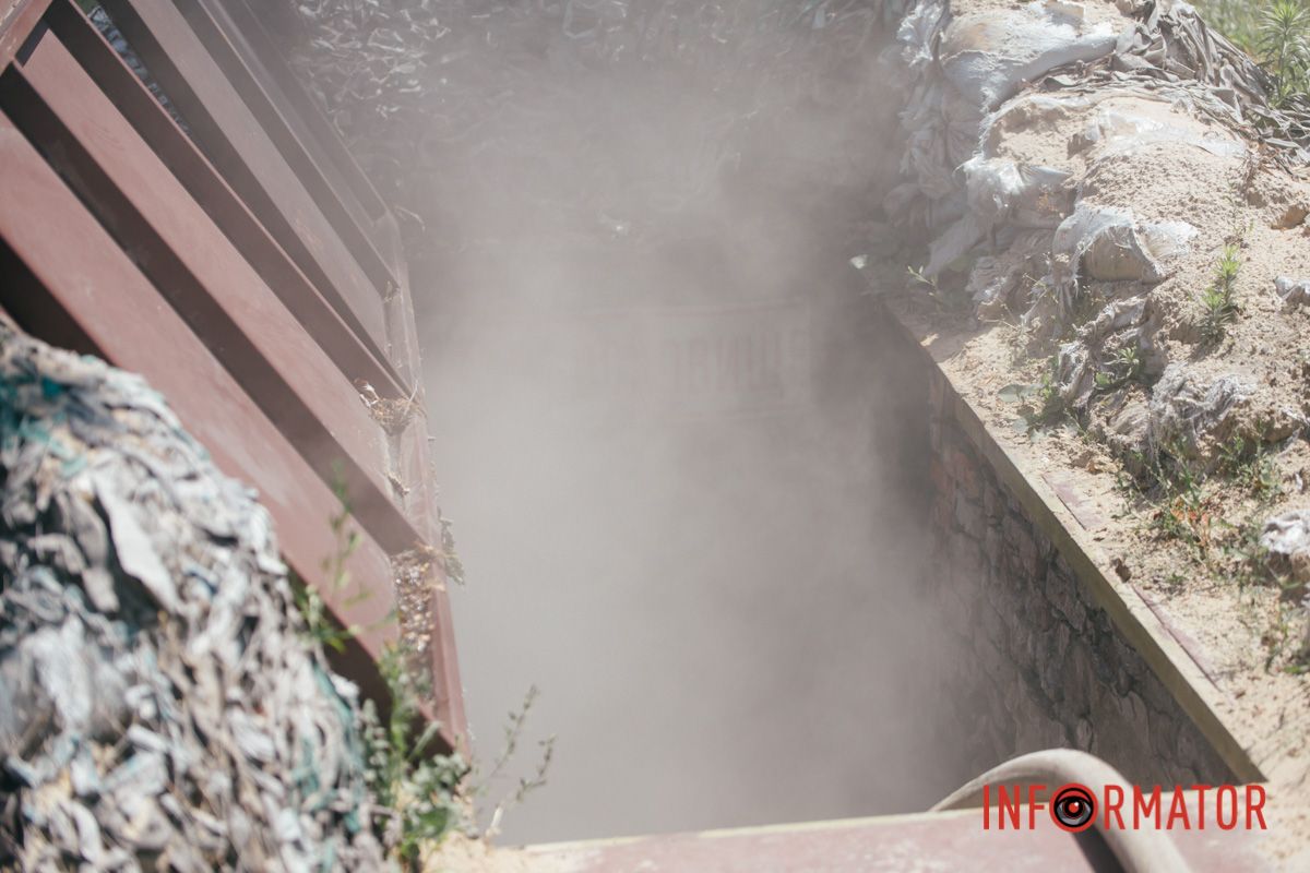 Зі сховища валить дим