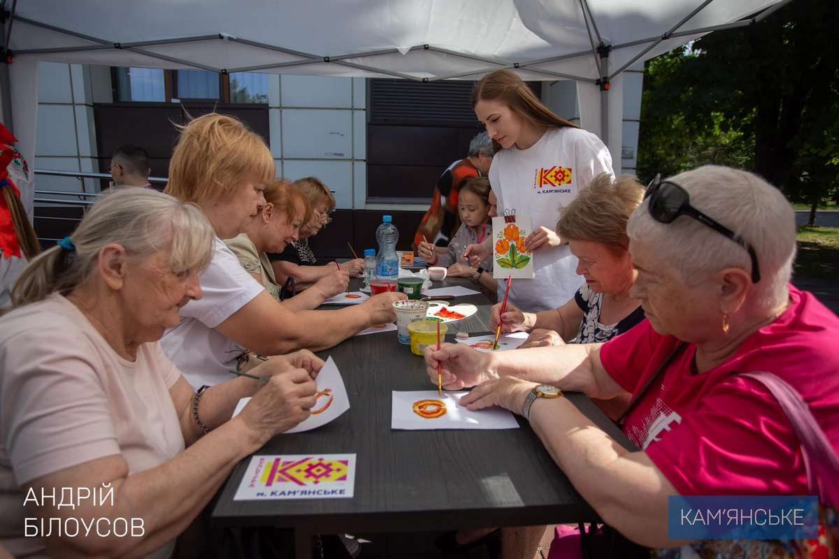 Люди учатся рисовать, танцевать, петь, овладевают музыкальными инструментами, занимаются йогой Люди учатся рисовать, танцевать, петь, овладевают музыкальными инструментами, занимаются йогой