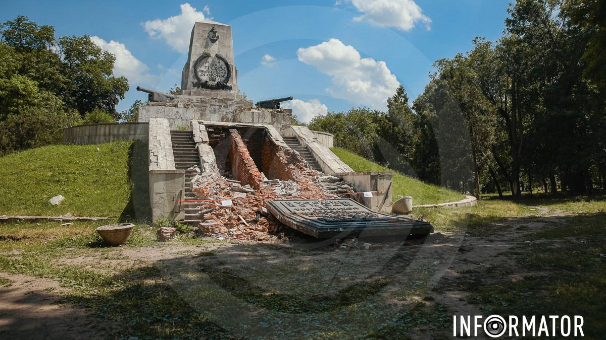 У Дніпрі у Севастопольському парку на братській могилі пошкодили пам'ятник