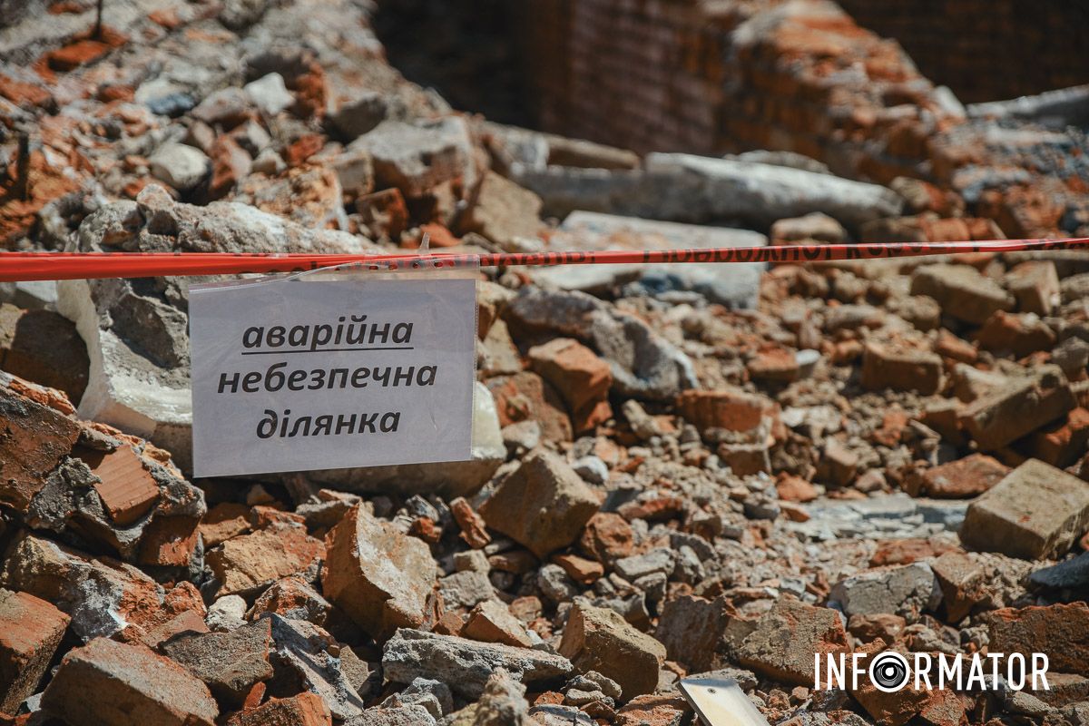 Лестница огородила лентой