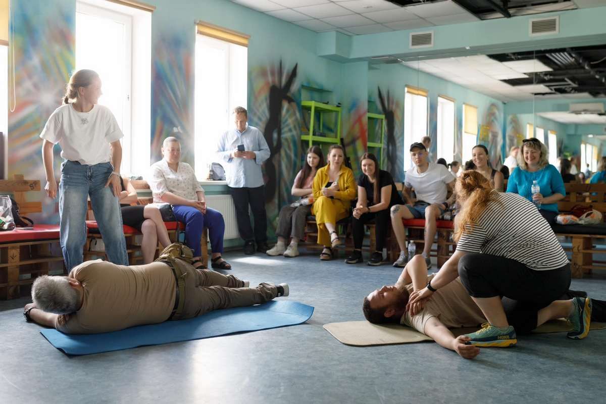 Як зупинити кровотечу, перші дії при відкритому та закритому переломах, штучне дихання та інші практичні навички