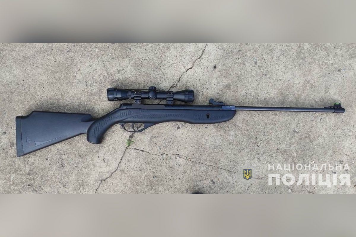 Нападающий из пневматического оружия выстрелил в 39-летнего потерпевшего Нападающий из пневматического оружия выстрелил в 39-летнего потерпевшего