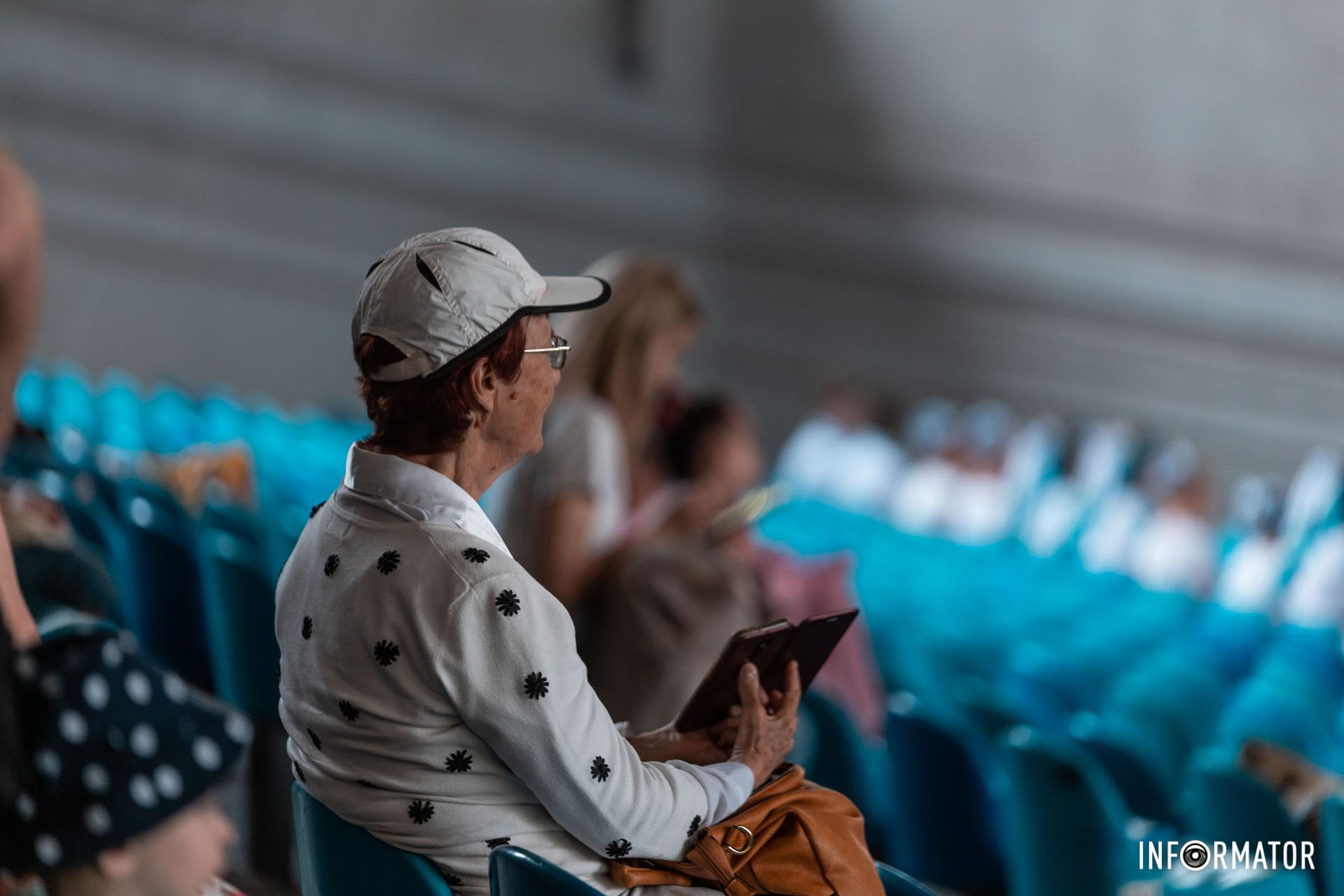 Дивляться із задоволенням 