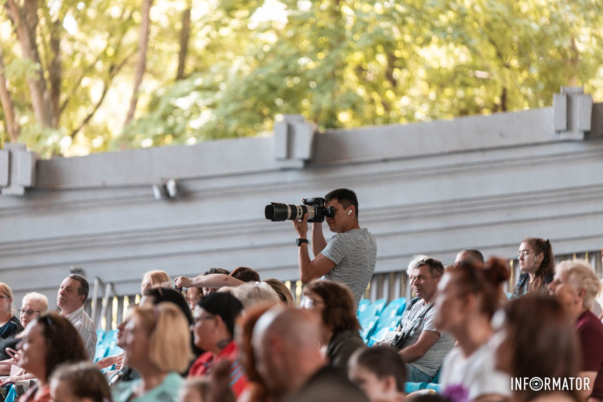 Фотографує процес