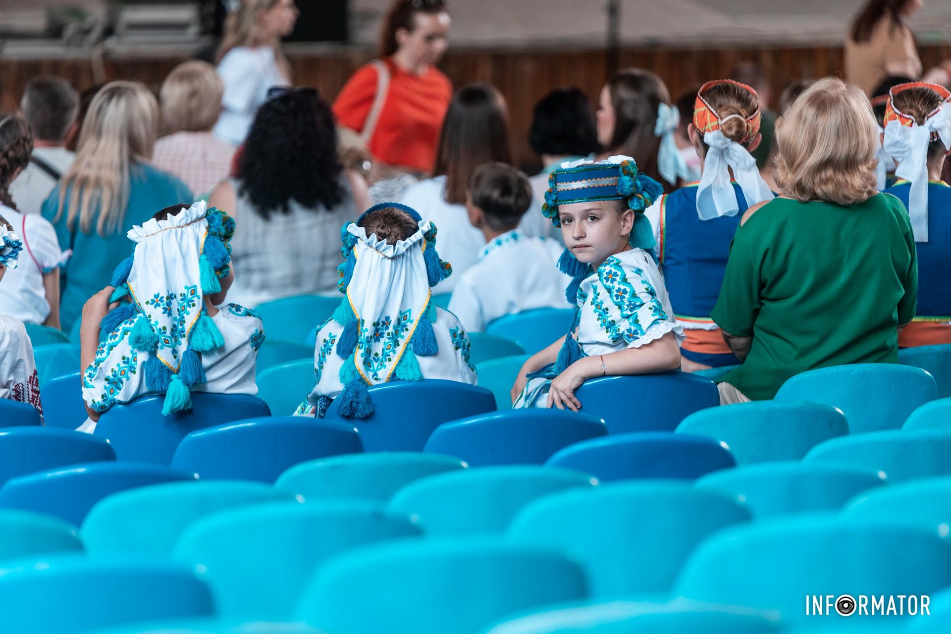 Танцювальні та пісенні номери діти виконували на великій сцені літнього театру у парку