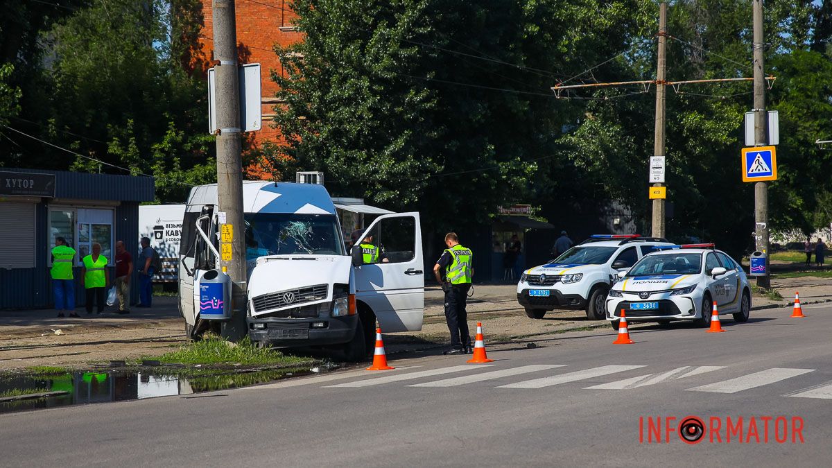 У Дніпрі на Зимових Походів Volkswagen влетів у стовп: є постраждалі