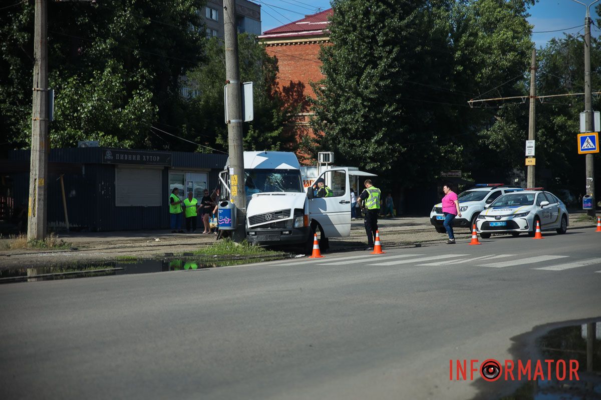 В Днепре на Зимних Походов (бывшая улица Молодогвардейская) произошла авария В Днепре на Зимних Походов (бывшая улица Молодогвардейская) произошла авария