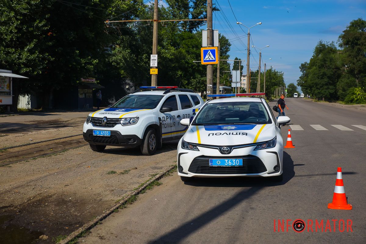 В этот момент дорогу начал переходить мужчина В этот момент дорогу начал переходить мужчина