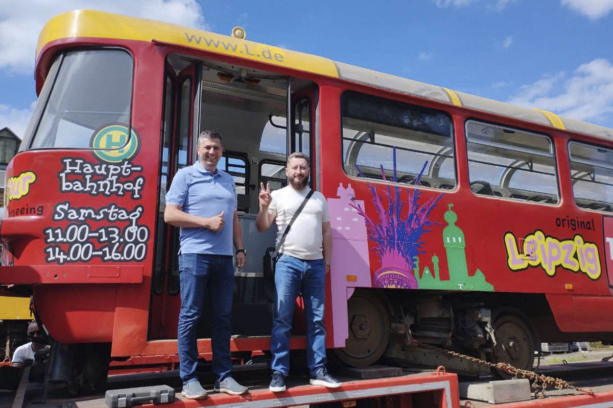 Ігор Маковцев та Володимир Міллер на завантаженні останньої партії у Німеччині