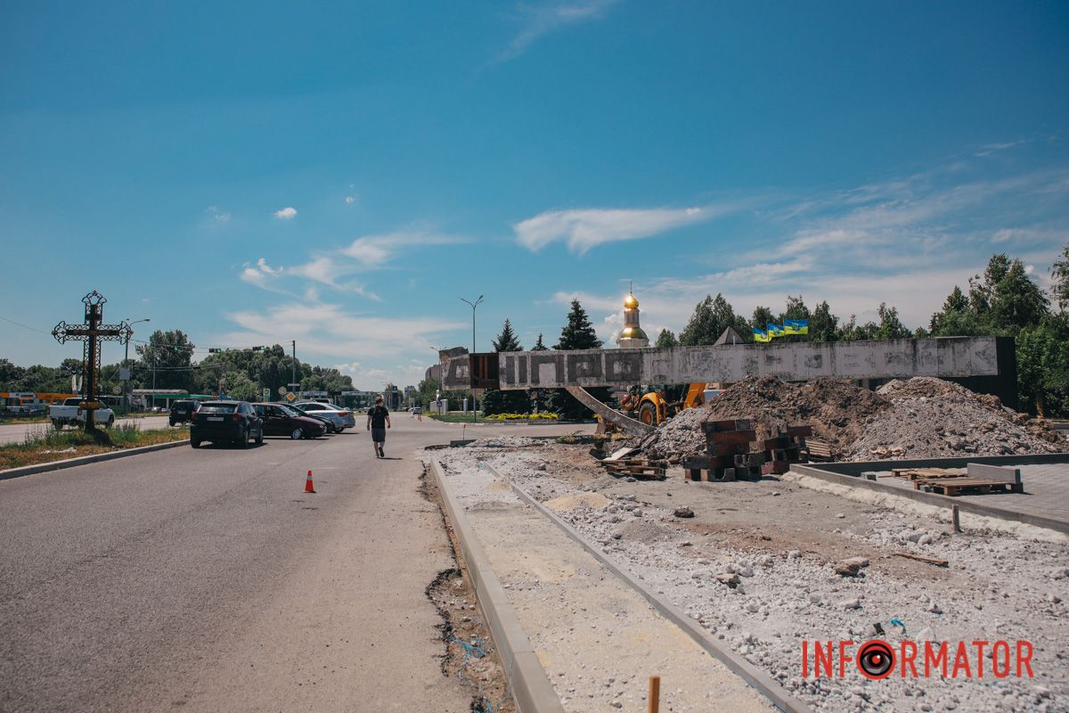 У Дніпрі почали демонтувати стелу з написом “Дніпро”. 