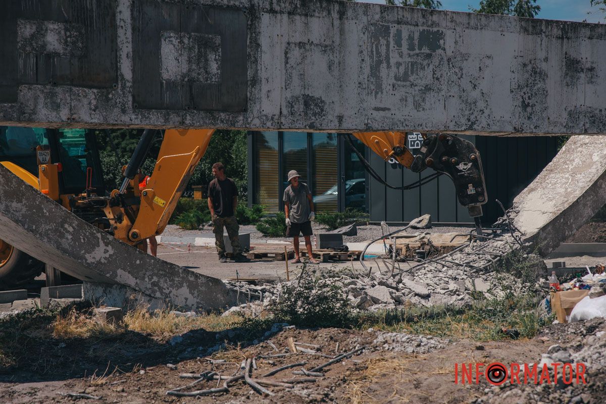 Жовто-сині літери з неї вже прибрали