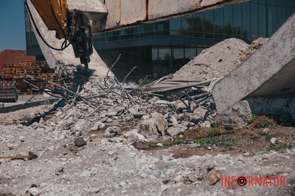 За словами робітників, конструкцію планували знести до обіду 9 червня