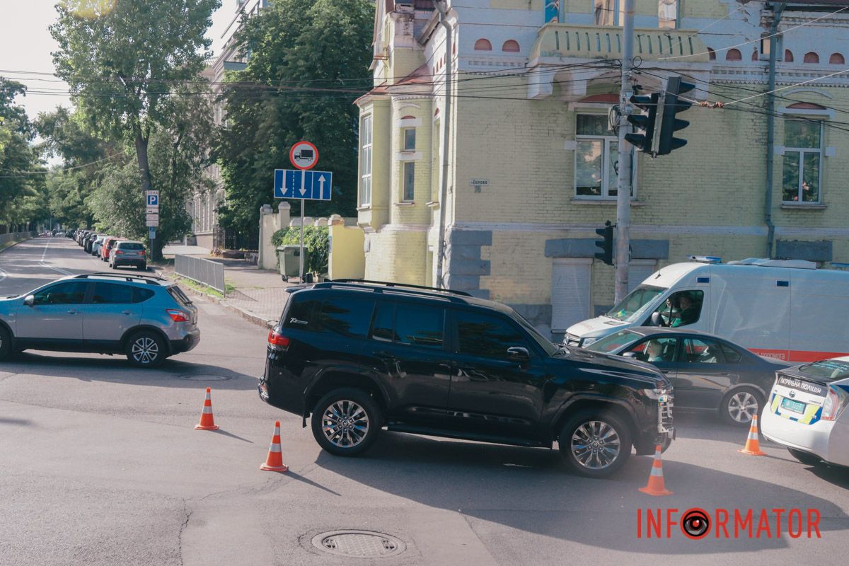 Женщина переходила дорогу на участке перекрестка, где нет светофора для пешеходов и "зебры"