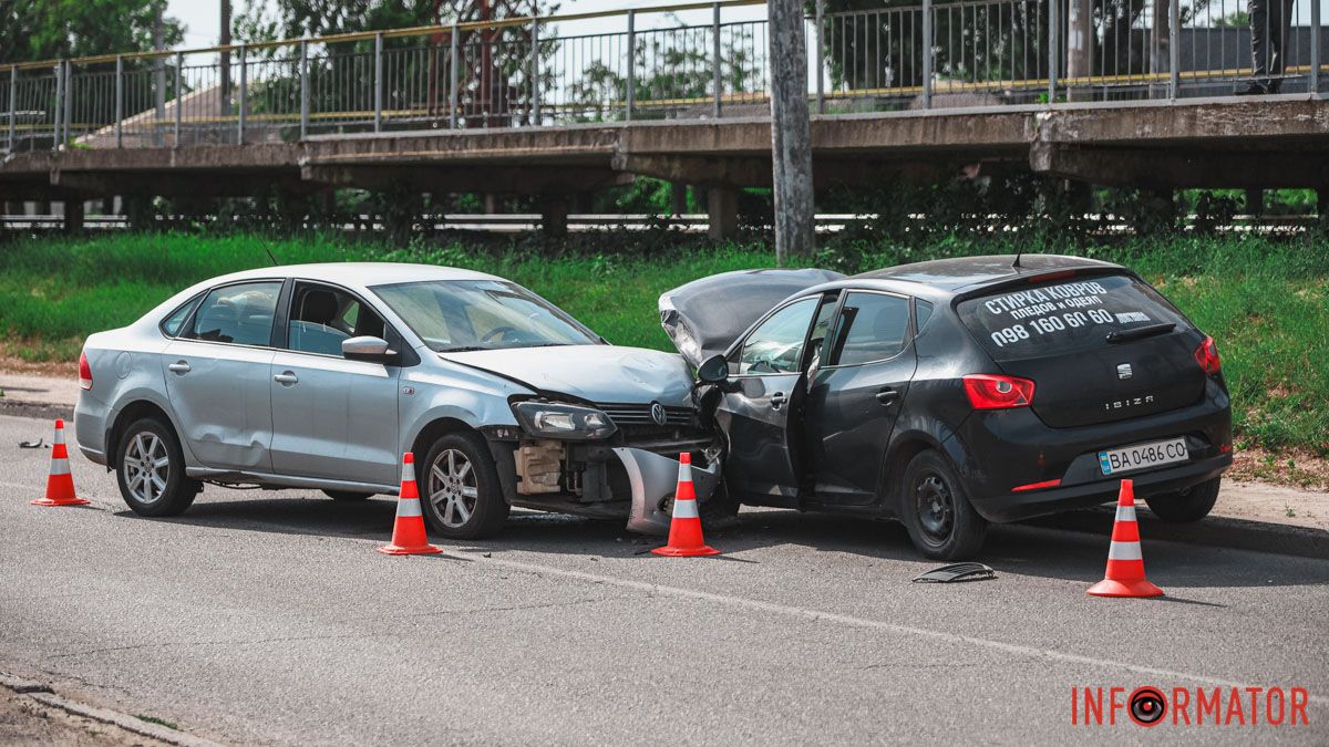 В Днепре на Каруны произошло тройное ДТП: есть пострадавшая