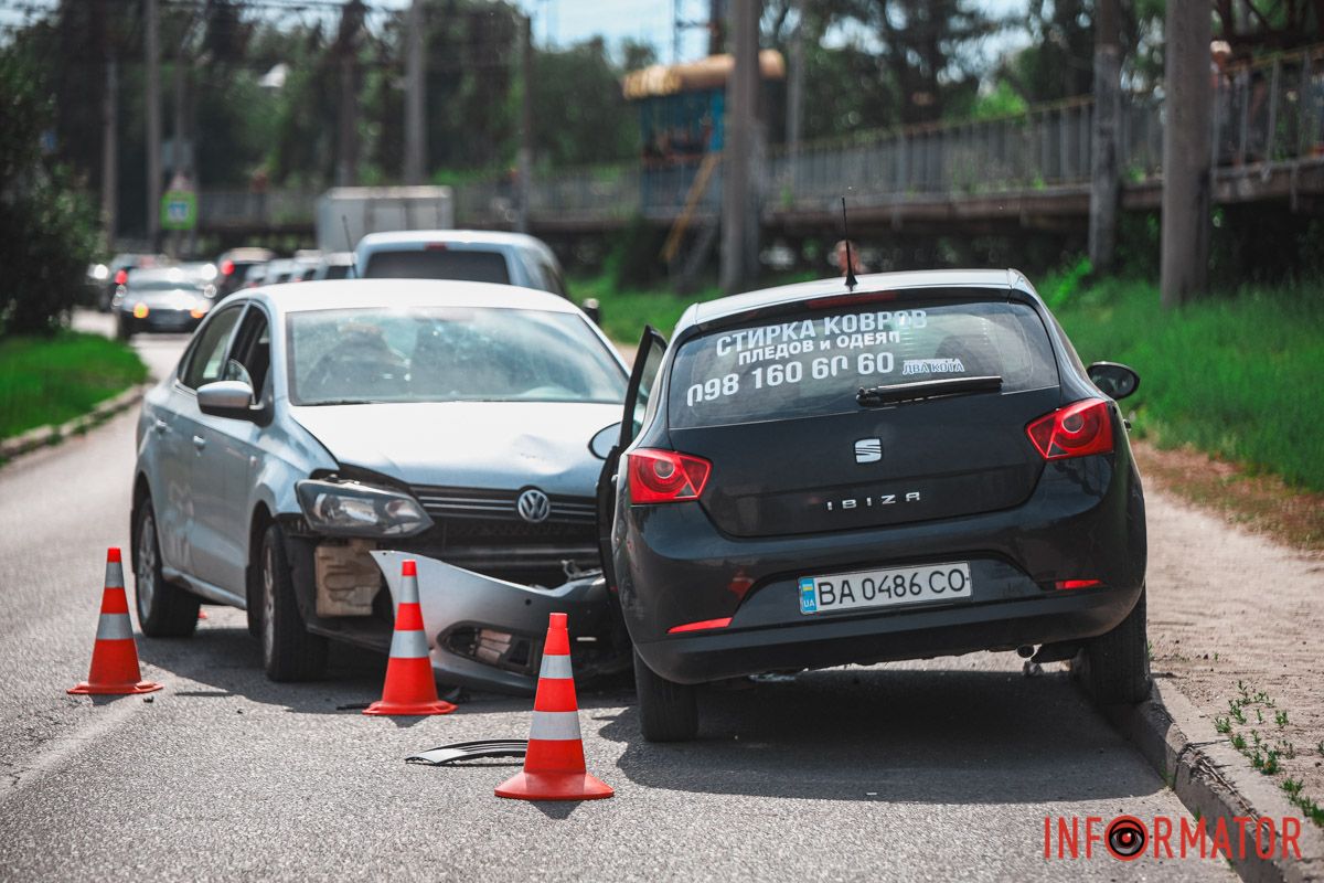 Seat двигался по Каруне в направлении Амурского моста Seat двигался по Каруне в направлении Амурского моста