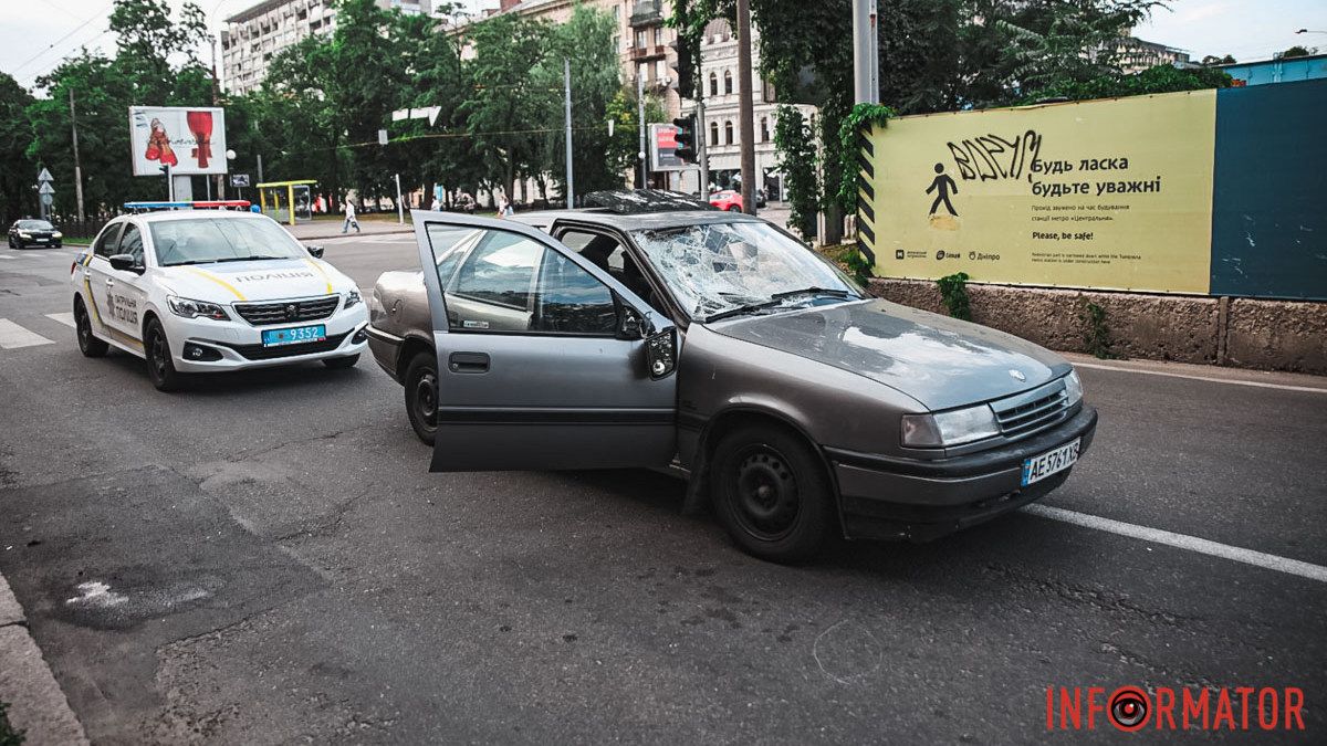 В Днепре на Яворницкого на пешеходном переходе Opel сбил мужчину: пострадавшего забрала скорая