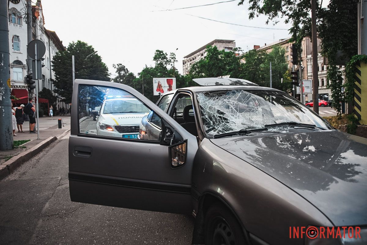 Opel ехал по проспекту Дмитрия Яворницкого со стороны вокзала