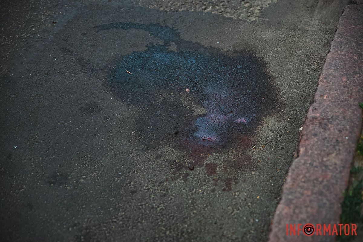 Кровь пострадавшего в асфальте