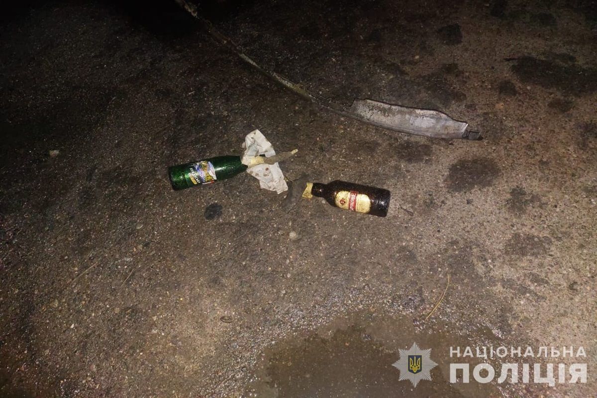 Пусті пляшки з-під бензину Пусті пляшки з-під бензину