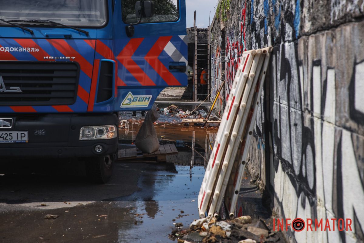 Коммунальщики пытаются ликвидировать порыв уже несколько дней