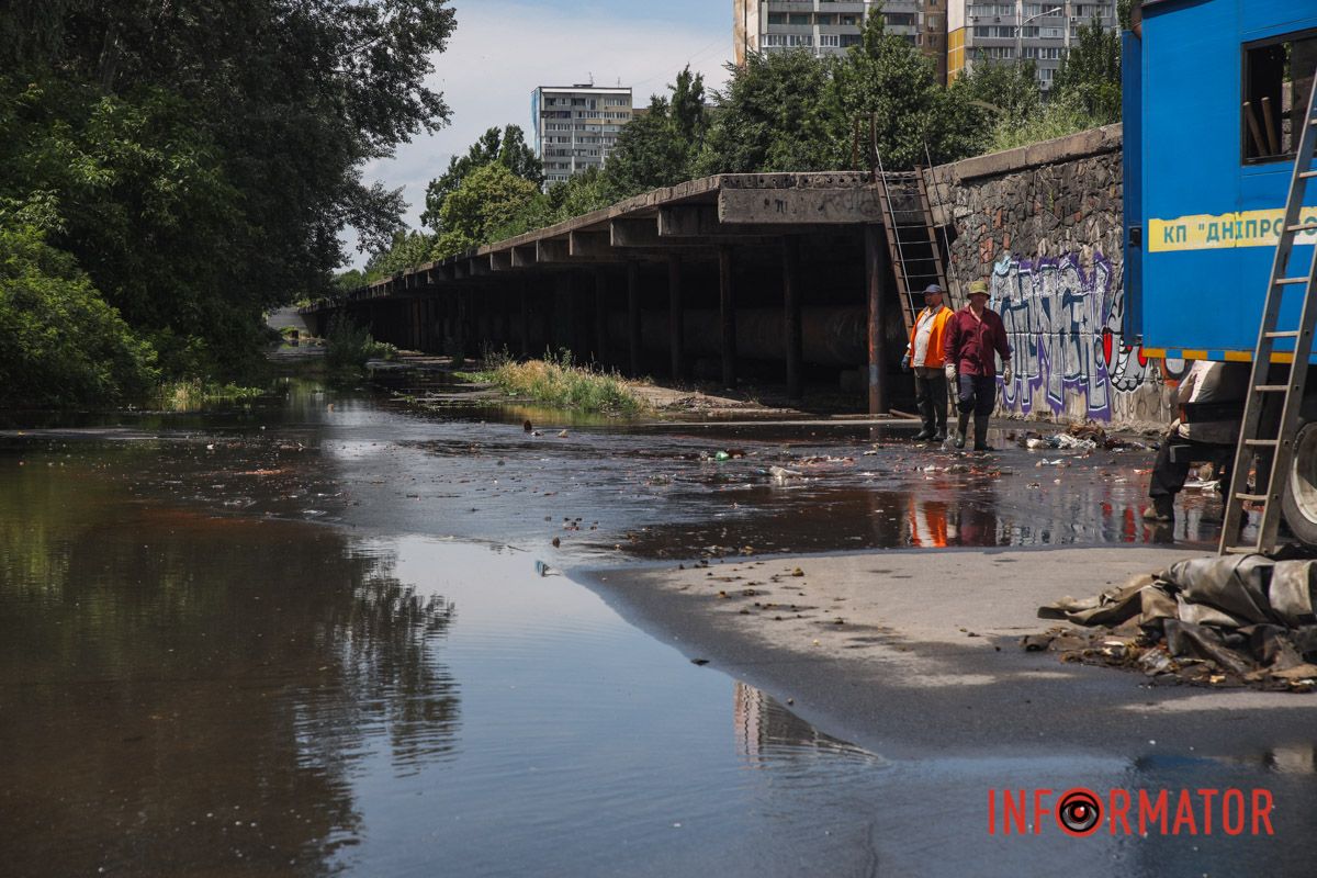 Коммунальщики уже достали много мусора