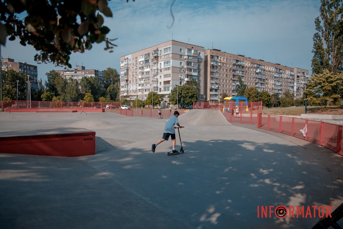 Скейт-парк в действии: молодежь на скейтах и ​​самокатах