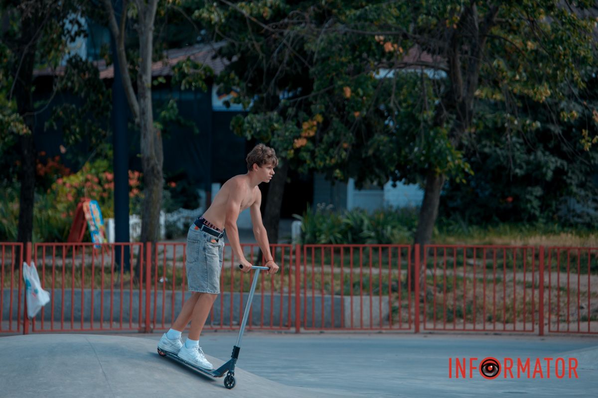 Молодежь катается на скейтах