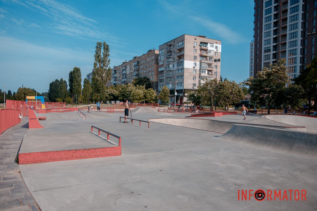 Здесь постоянно много любителей скейтов и самокатов