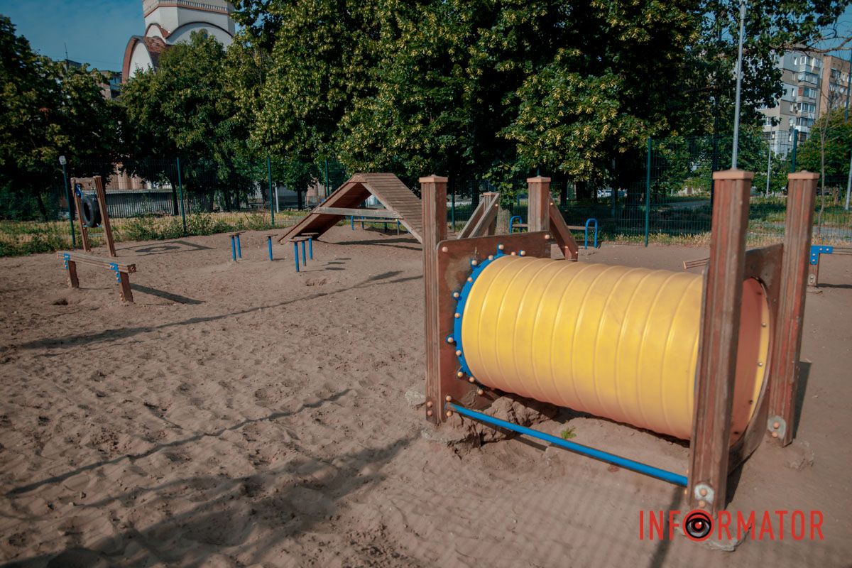 Он огражден забором и оборудован специальными тренажерами для тренировки собак