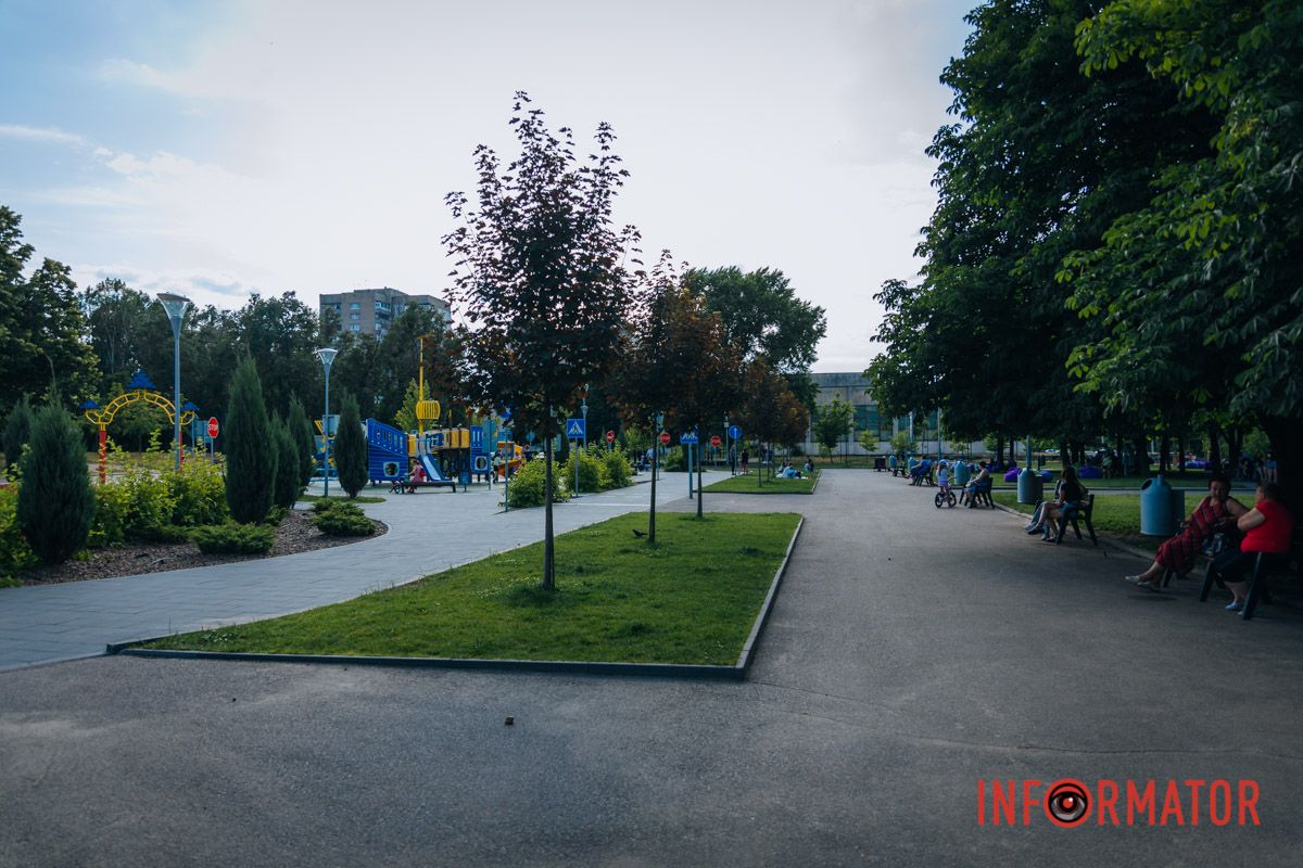 Ухоженные клумбы и газоны сквера