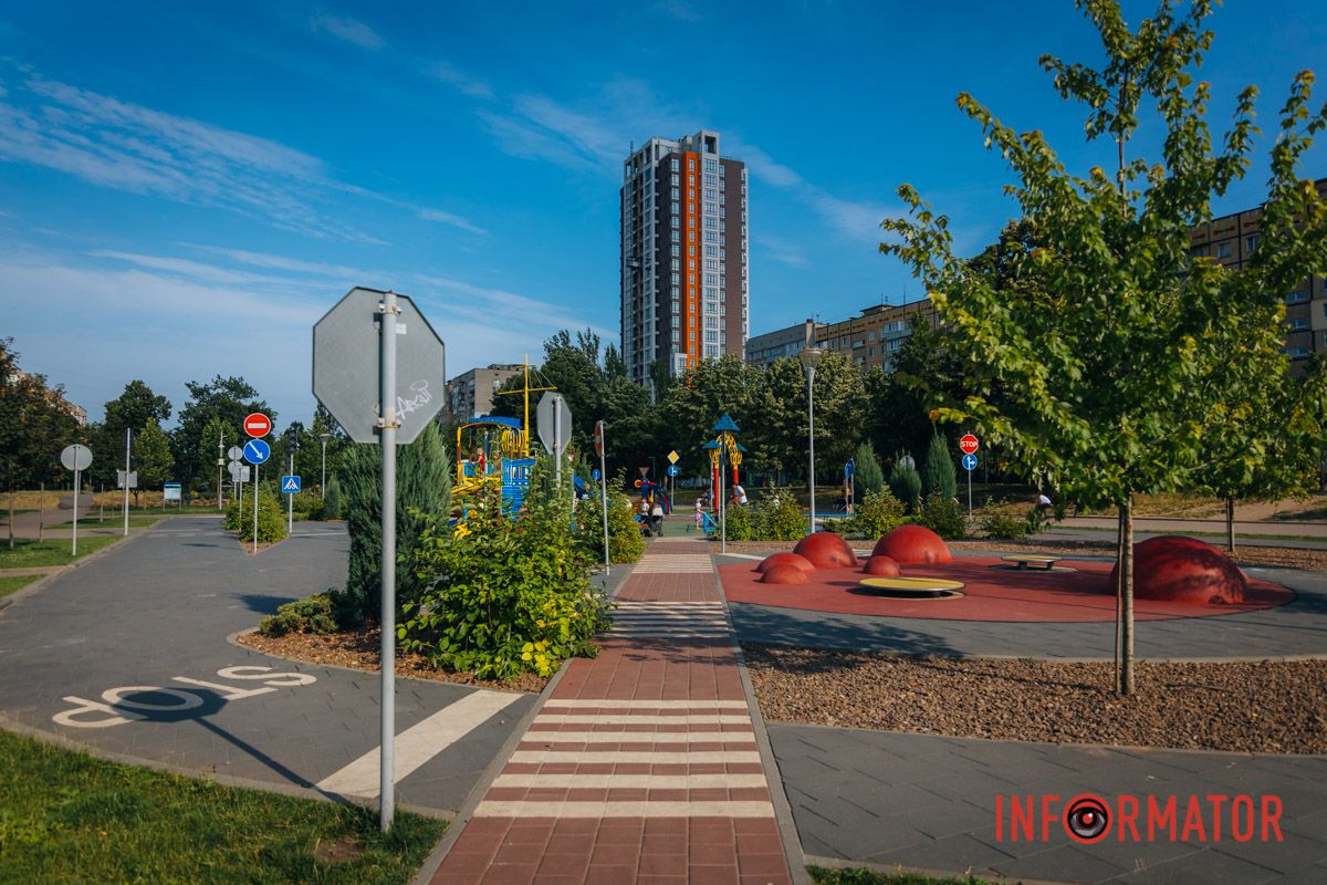 Семейные прогулки в сквере