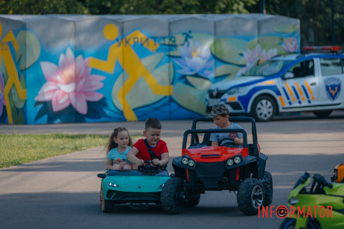 Дети катаются на машинках