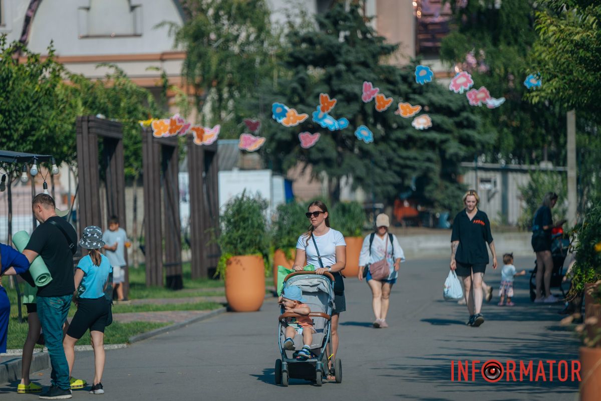 Семьи отдыхают в сквере Усачева