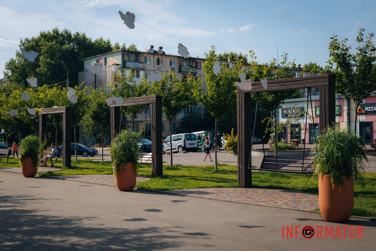 Зеленая зона сквера в летнее время