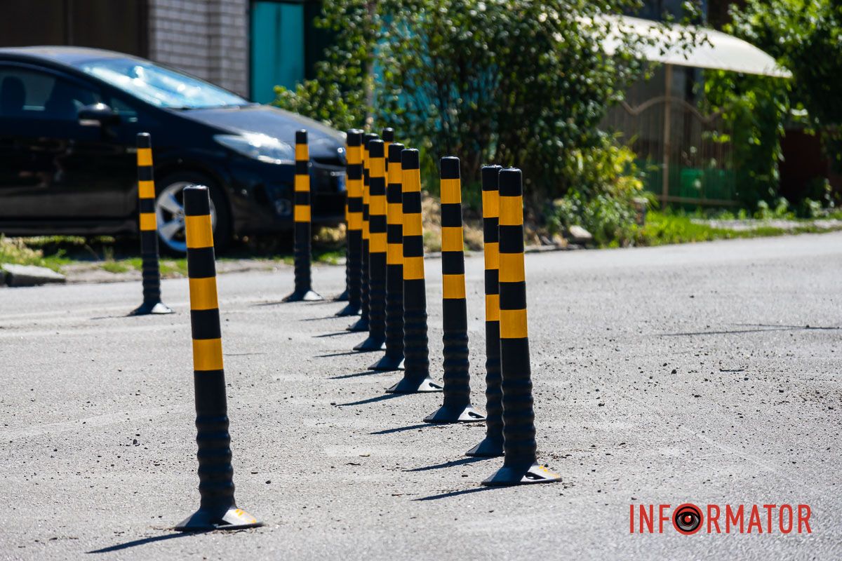 Стовпчики мають допомогти зменшити кількість аварій, які трапляються на цій ділянці Стовпчики мають допомогти зменшити кількість аварій, які трапляються на цій ділянці