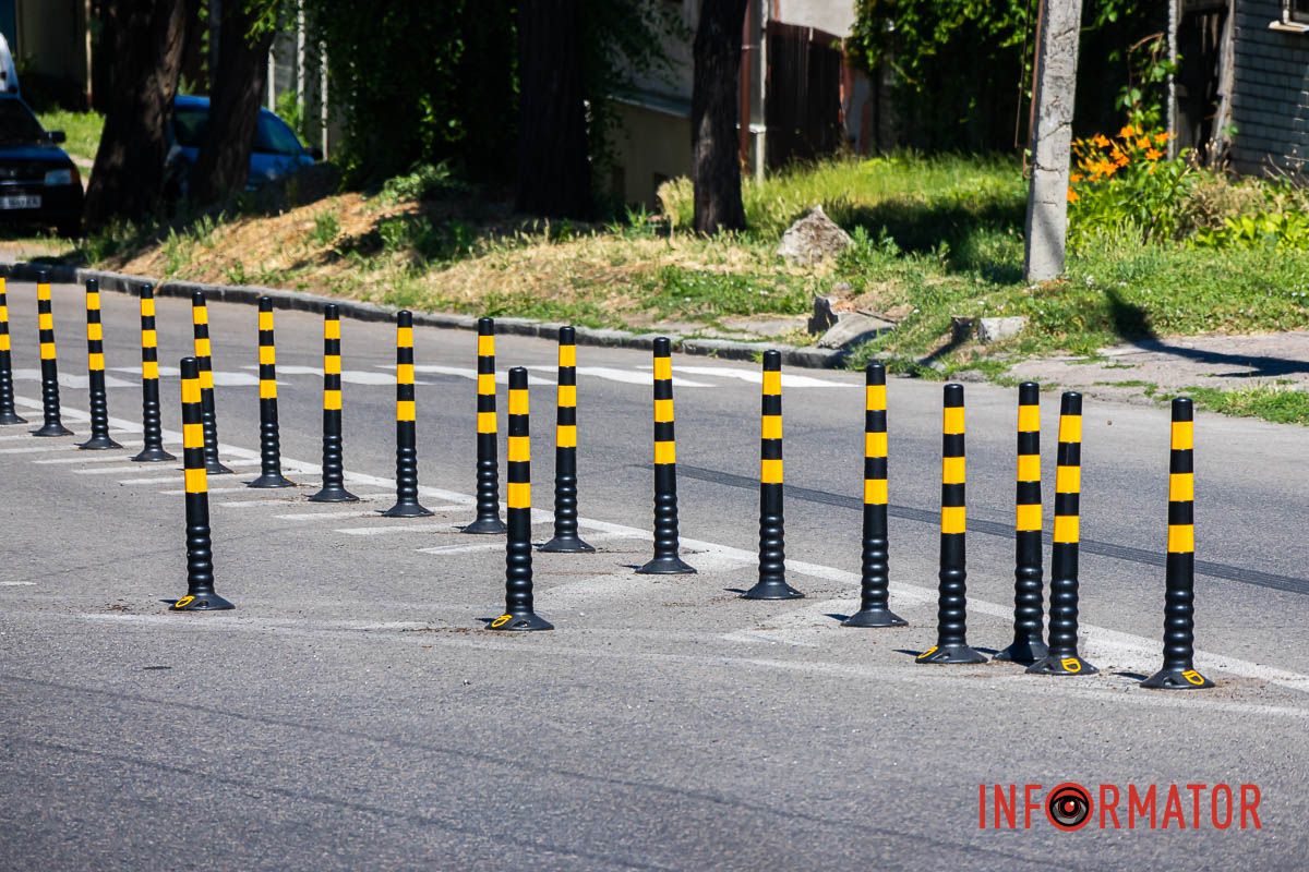 У Дніпрі встановили “острівець” зі 42 стовпчиків У Дніпрі встановили “острівець” зі 42 стовпчиків