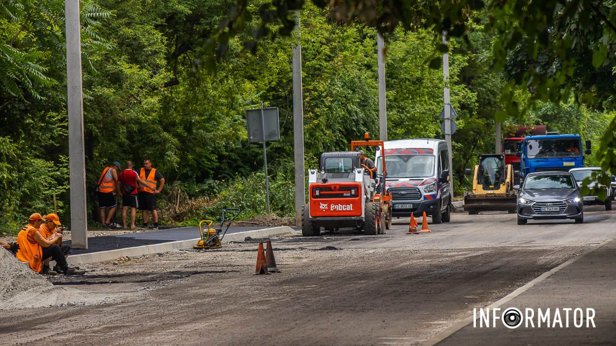 У Дніпрі на Кукурби ремонтують дорожнє покриття, тротуари та бордюри